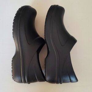 CROCS Lock Non Marking Slip Resistant Clogs Size 6